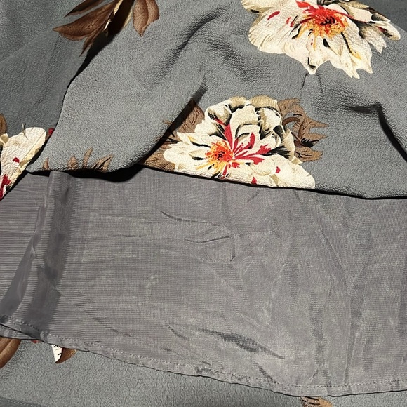 Umgee gray floral dress lined. Excellent condition size medium. - Picture 3 of 5